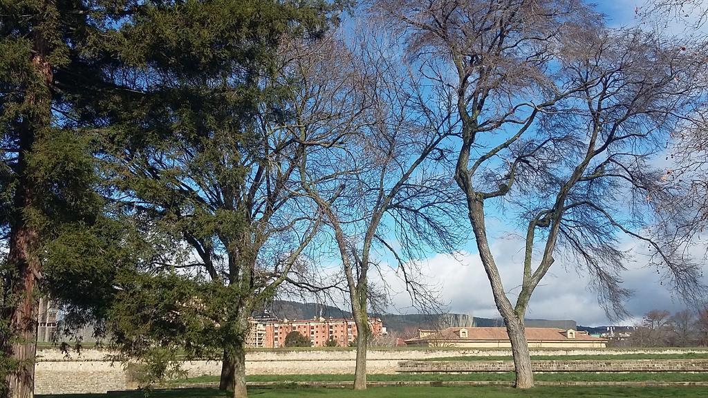 Apartamento Vuelta Del Castillo Pamplona Bagian luar foto
